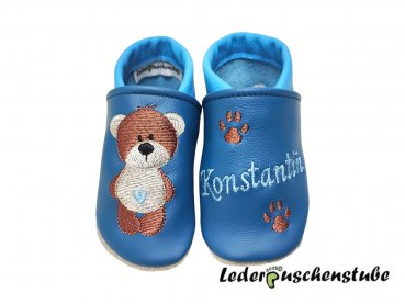 Lederpuschen azur-lichtblau mit links Namen hellblau Tatzen braun und Bär braun-creme-hellbraun-schwarz Herz hellblau